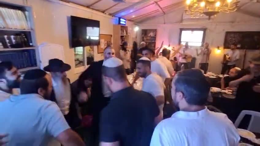 ריקודים בהתוועדות ח״י אלול בבית חב״ד