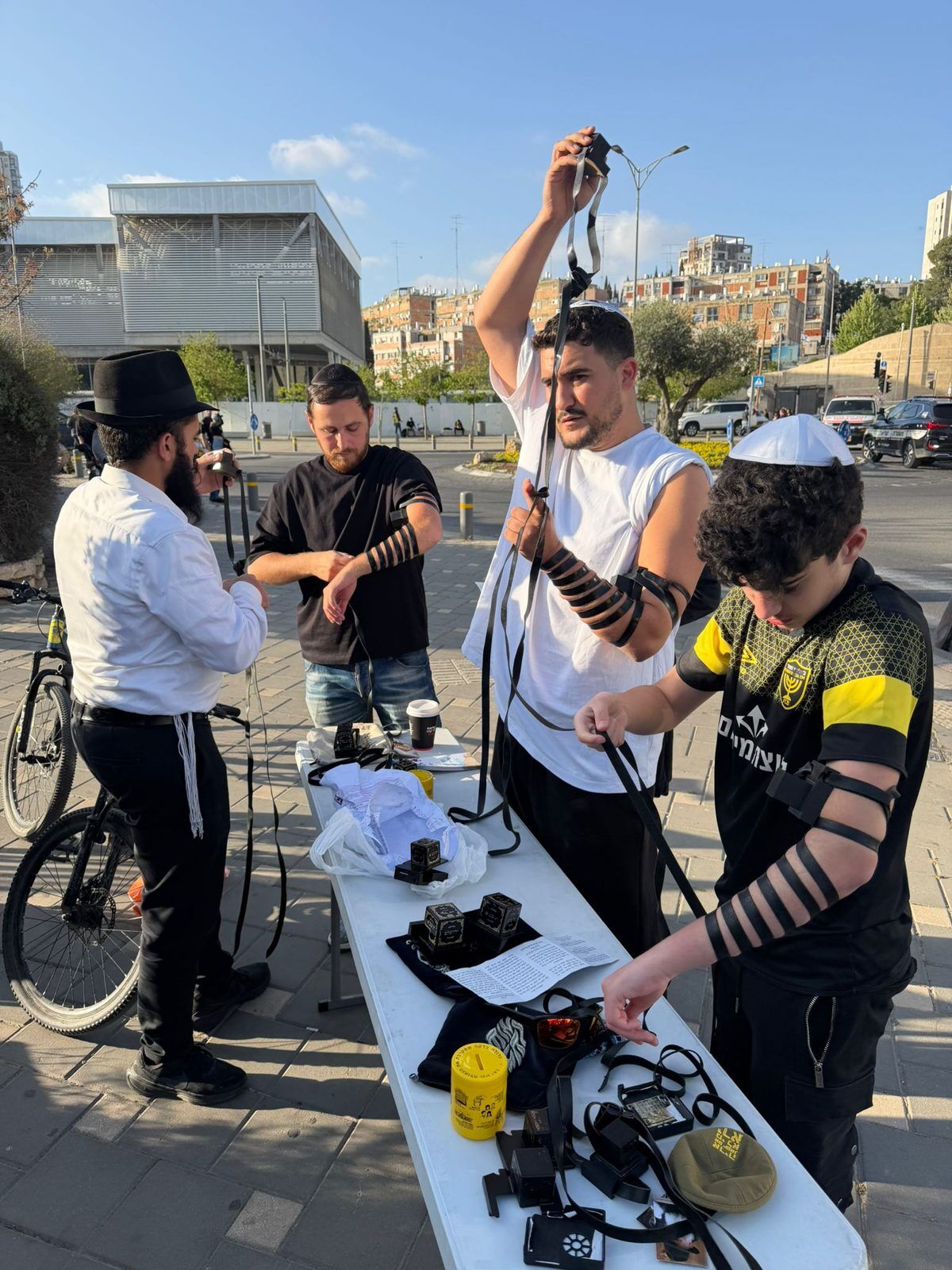 מבצע תפילין ליד אצטדיון טדי